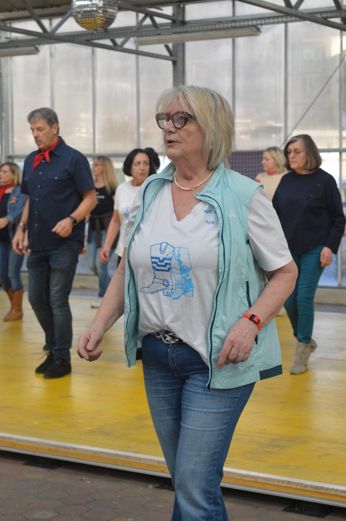 Bitte kommt alle in Cowboy-Outfit !!Verfilmung von "Too many drunk" mit dem Radkünstler Vito Köstler