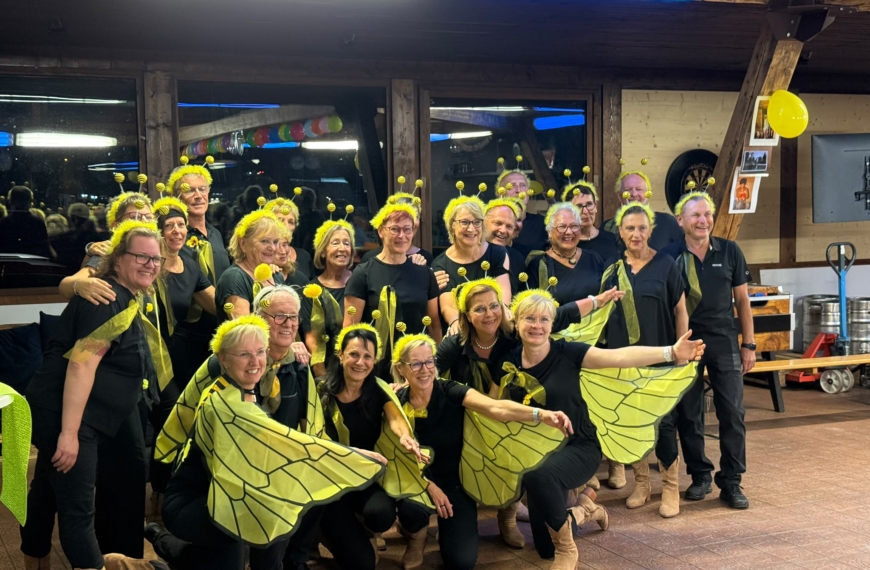 Summende Überraschung zum runden Geburtstag ☺ Unser Gerhard hat seinen runden Geburtstag gefeiert – und natürlich durfte sein Linedanceverein bei diesem besonderen Fest nicht fehlen. Lieber Gerhard, wir wünschen dir nochmals alles Gute zum runden Geburtstag, viel Gesundheit, Glück und weiterhin ganz viel Freude – beim Tanzen und natürlich bei deinen Bienen