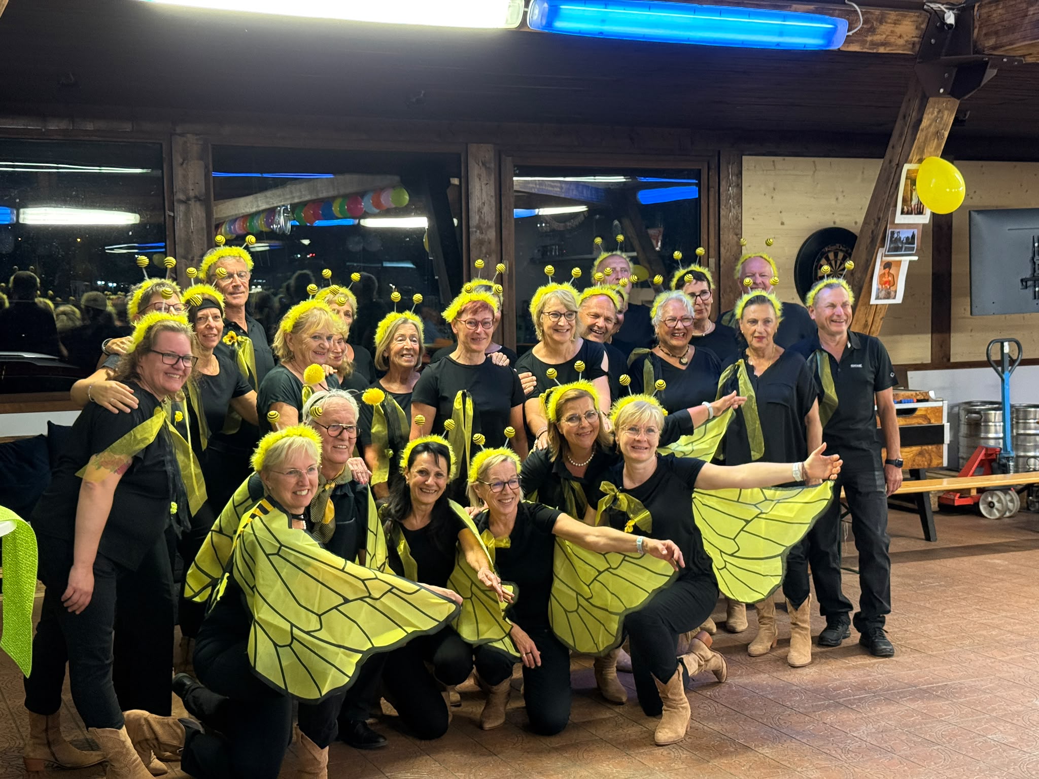 Summende Überraschung zum runden Geburtstag ☺ Unser Gerhard hat seinen runden Geburtstag gefeiert – und natürlich durfte sein Linedanceverein bei diesem besonderen Fest nicht fehlen. Lieber Gerhard, wir wünschen dir nochmals alles Gute zum runden Geburtstag, viel Gesundheit, Glück und weiterhin ganz viel Freude – beim Tanzen und natürlich bei deinen Bienen